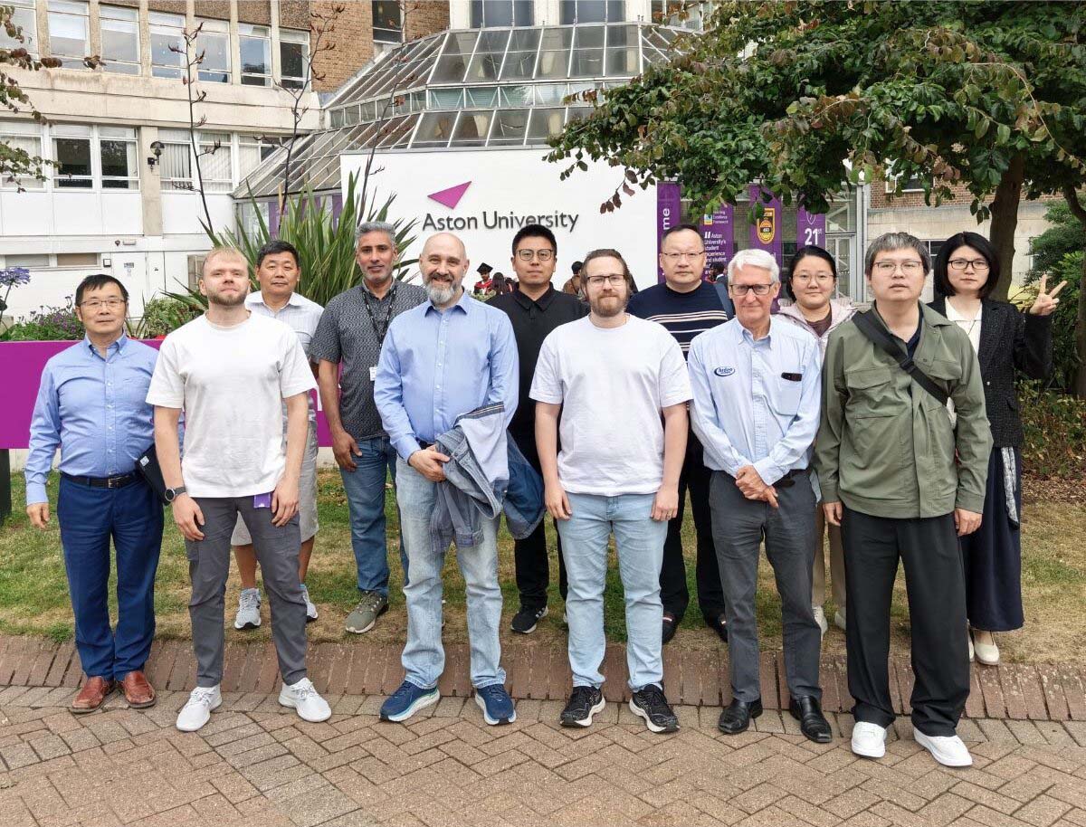 z7拜(bài)訪參(cān)觀英國阿斯頓(dùn)大學光學實驗室.jpg z7拜訪參觀英國阿斯頓大學光學實驗室.jpg